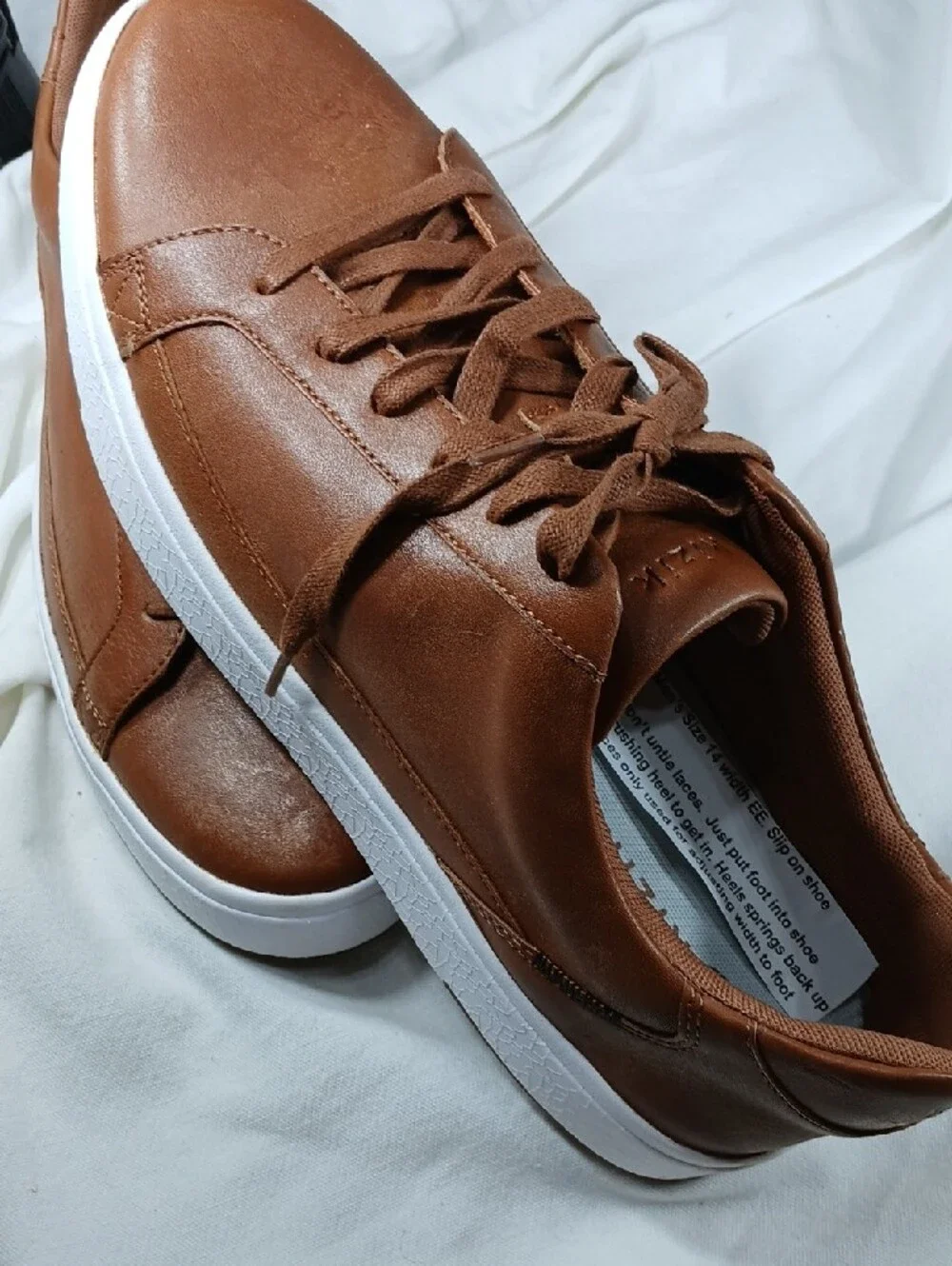 Kizik Classic Brown Low-Top Men's Sneakers with White Sole